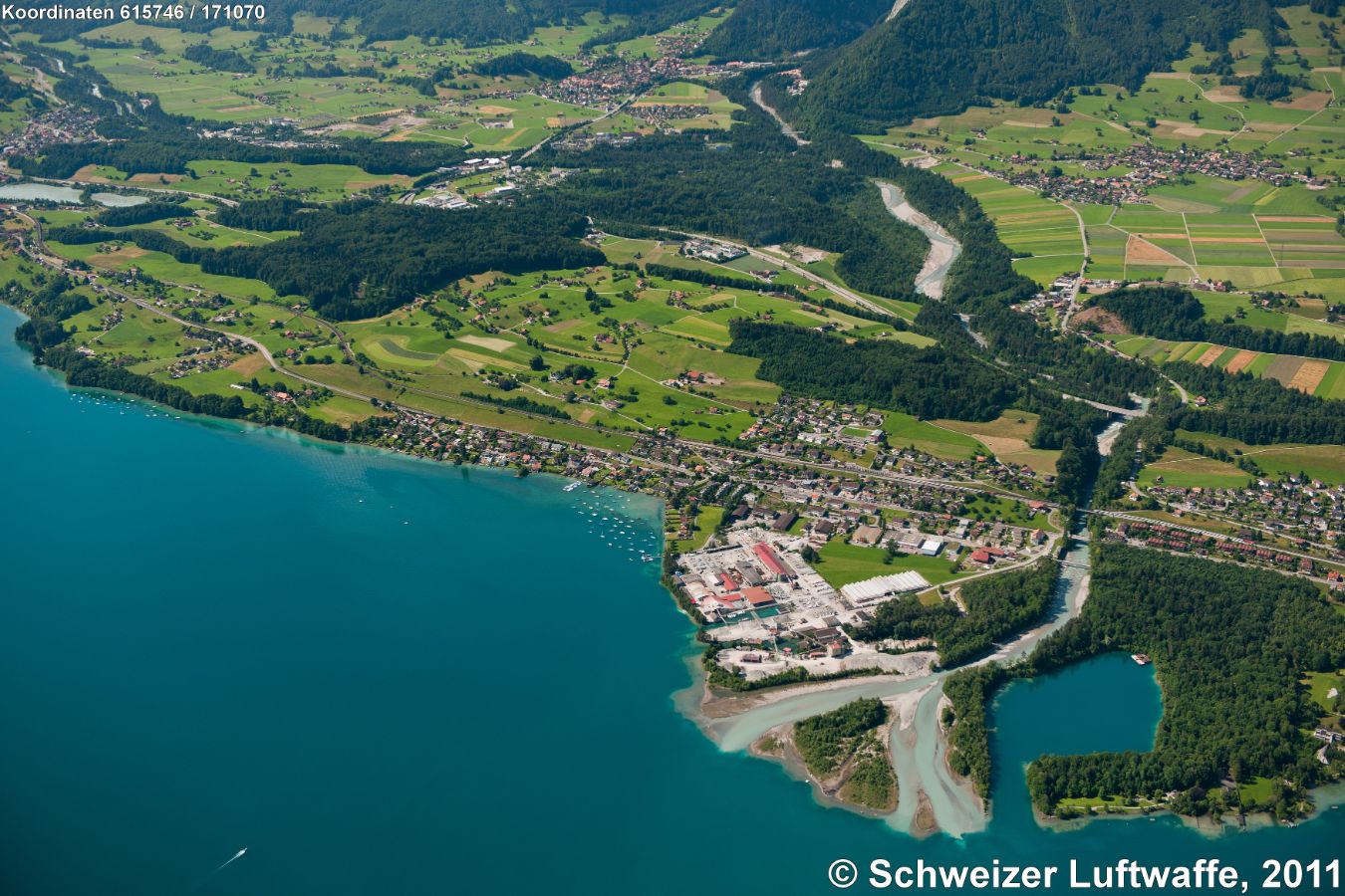 Überblick von Chaderbrügg -Position 2'615'080.44, 1'173'814.55- (Gwatt) bis Spiez. Blick über den Thunersee Richtung S. - Industriezone rechts des Mündungsdeltas: 'Obers Chandergrien'; langgezogene Siedlung SE-wärts am See: Einigen. Vom oberen Bildrand her fliesst die Simme, in welche im Waldstück Bildmitte von SE her die Kander fliesst. Rechts oben im Bild: Reutigen. Oben Bildmitte: Wimmis. See links oben im Bild: 'Stauweier' von Spiezwiler.